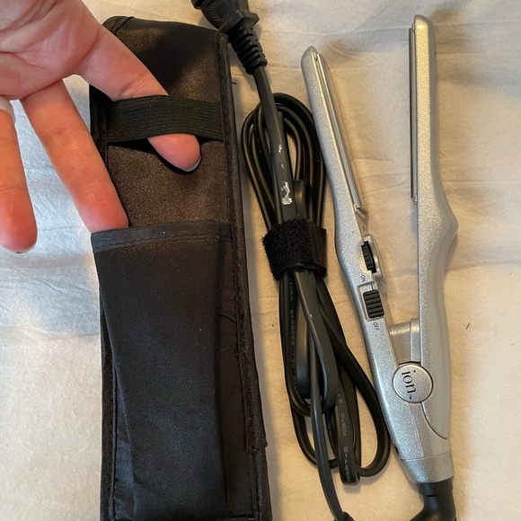 Mini ION straightener with case. - Picture 3 of 4